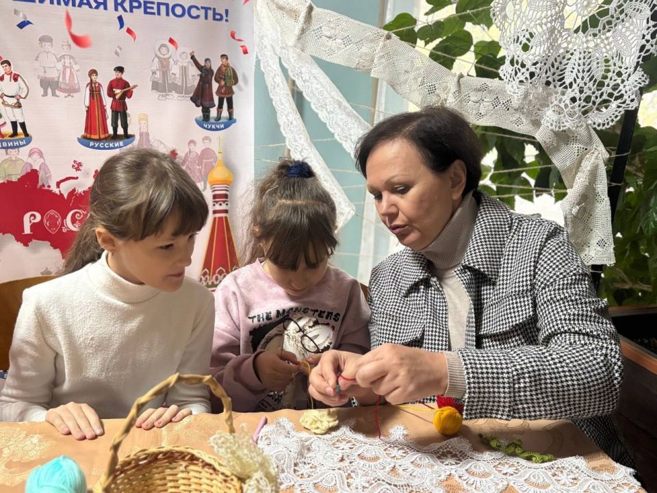 28 октября, в рамках недели популяризации уникальных культур, ремёсел, традиций и языков народов Российской Федерации, в Ровеньковской школе № 3 учитель начальных классов провела увлекательный мастер-класс по вязанию кружева... 28 октября, в рамках недели популяризации уникальных культур, ремёсел, традиций и языков народов Российской Федерации, в Ровеньковской школе № 3 учитель начальных классов провела увлекательный мастер-класс по вязанию кружева...