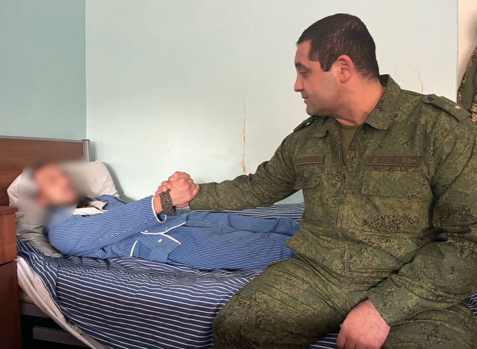 Офицеры республиканского СК России посетили военный госпиталь Офицеры республиканского СК России посетили военный госпиталь