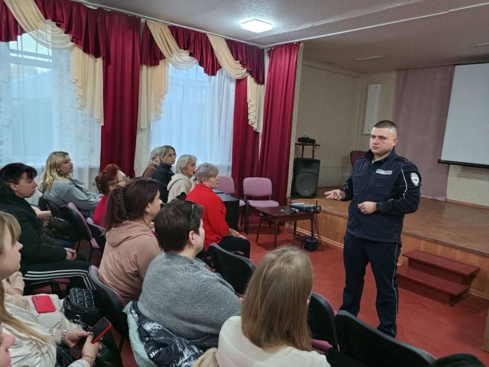 Сотрудники Госавтоинспекции провели встречи с педагогами и родителями школьников в рамках акции «Засветись!»