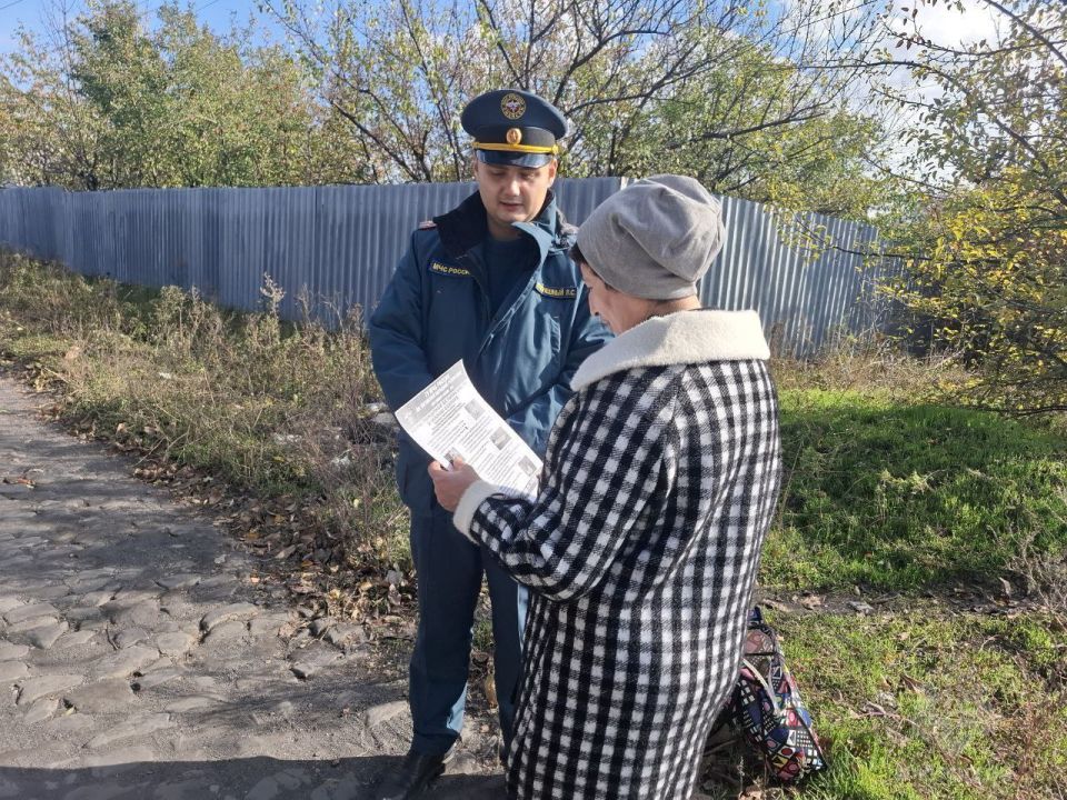 С заботой о пожилых людях. Люди пенсионного возраста из-за слабеющего с каждым годом здоровья порой не имеют достаточно знаний и сил на исправление недочетов пожарной безопасности в своих жилищах С заботой о пожилых людях. Люди пенсионного возраста из-за слабеющего с каждым годом здоровья порой не имеют достаточно знаний и сил на исправление недочетов пожарной безопасности в своих жилищах