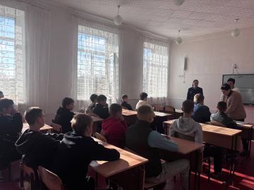 28 октября с целью профилактики правонарушений среди несовершеннолетних, повышения их правовой культуры в Ровеньковской школе №12 состоялась важная встреча