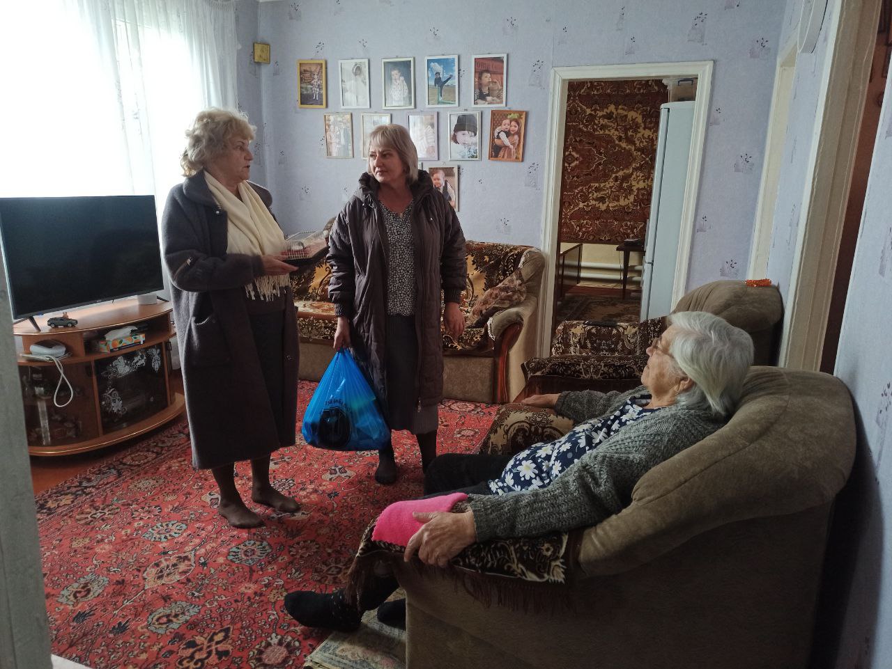 Сотрудники отдела жизнеобеспечения пгт Кленовый продолжают оказывать адресную помощь старшему поколению, что особенно важно в наше время Сотрудники отдела жизнеобеспечения пгт Кленовый продолжают оказывать адресную помощь старшему поколению, что особенно важно в наше время