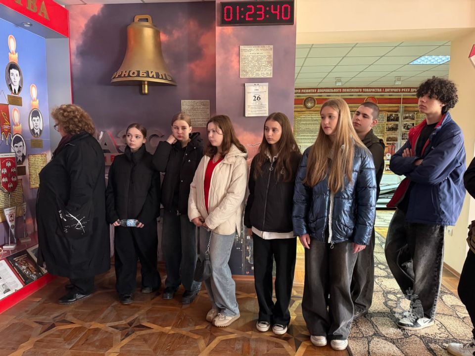 Учащиеся школы №44 Луганска познакомились с работой пожарных и спасателей Учащиеся школы №44 Луганска познакомились с работой пожарных и спасателей