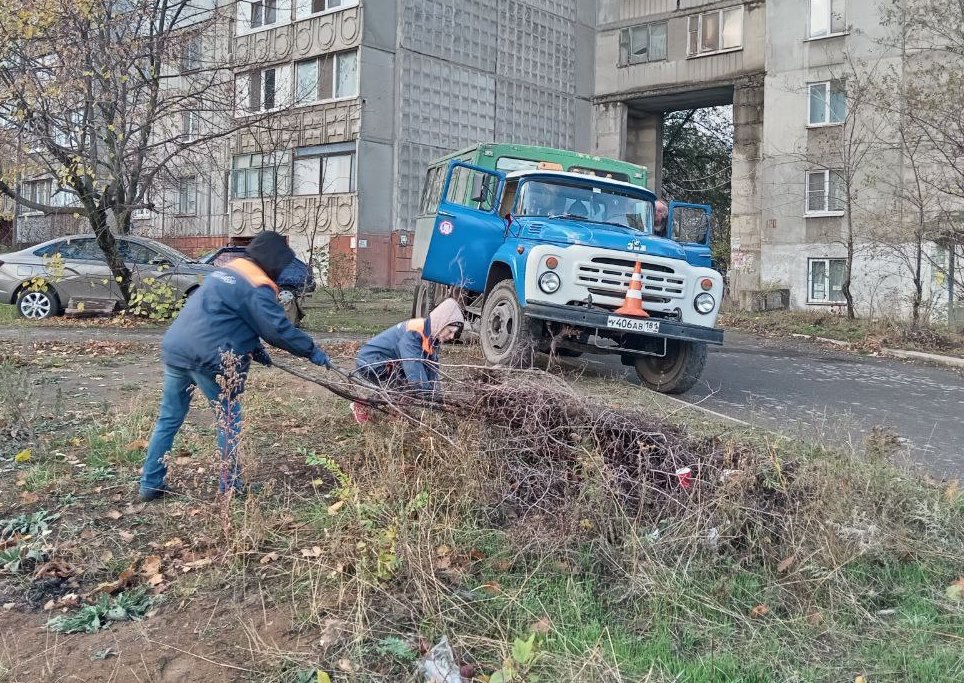 Коммунальные службы проводят работы на территории города Коммунальные службы проводят работы на территории города