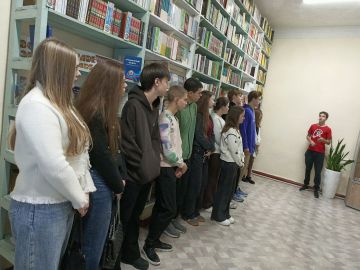 10-11 классы Ровеньковской гимназии №1 им. Г.С.Шонина посетили новую экспозицию «СВОим героям» в музее боевой и трудовой славы «Память» в Ясеновской гимназии им. Ю.В.Стеценко