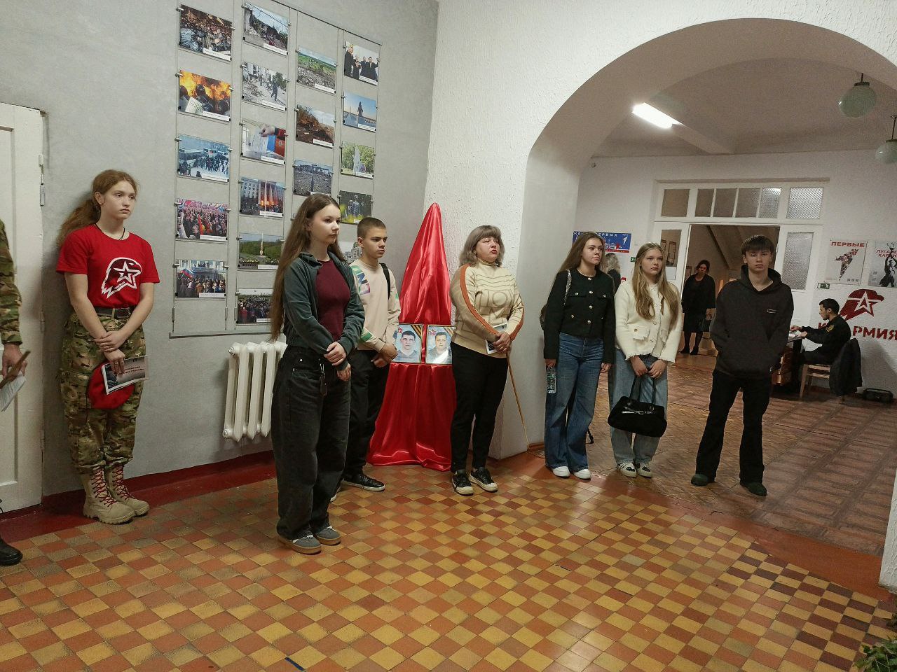 10-11 классы Ровеньковской гимназии №1 им. Г.С.Шонина посетили новую экспозицию «СВОим героям» в музее боевой и трудовой славы «Память» в Ясеновской гимназии им. Ю.В.Стеценко 10-11 классы Ровеньковской гимназии №1 им. Г.С.Шонина посетили новую экспозицию «СВОим героям» в музее боевой и трудовой славы «Память» в Ясеновской гимназии им. Ю.В.Стеценко