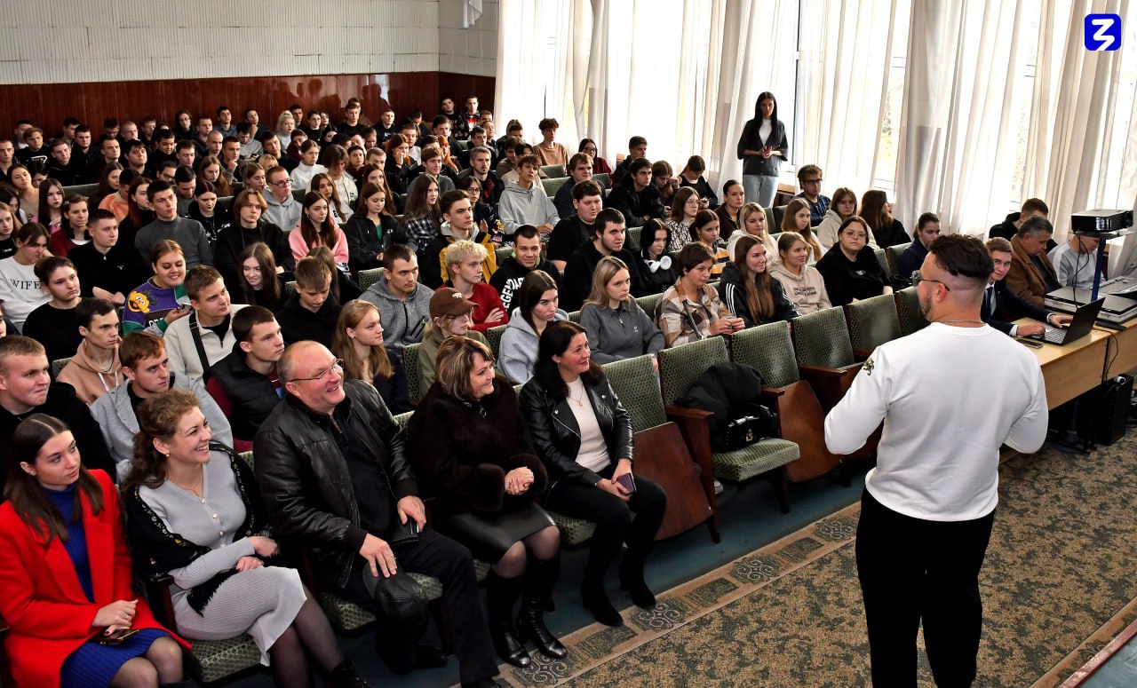 В Луганском государственном аграрном университете прошла вдохновляющая лекция от лектора Российского общества «Знание» — Василия Пасечника, эксперта в сфере молодёжной политики РФ и финалиста проекта «Голос» на Первом канале В Луганском государственном аграрном университете прошла вдохновляющая лекция от лектора Российского общества «Знание» — Василия Пасечника, эксперта в сфере молодёжной политики РФ и финалиста проекта «Голос» на Первом канале