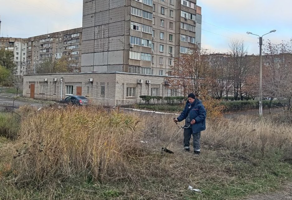 Коммунальные службы проводят работы на территории города