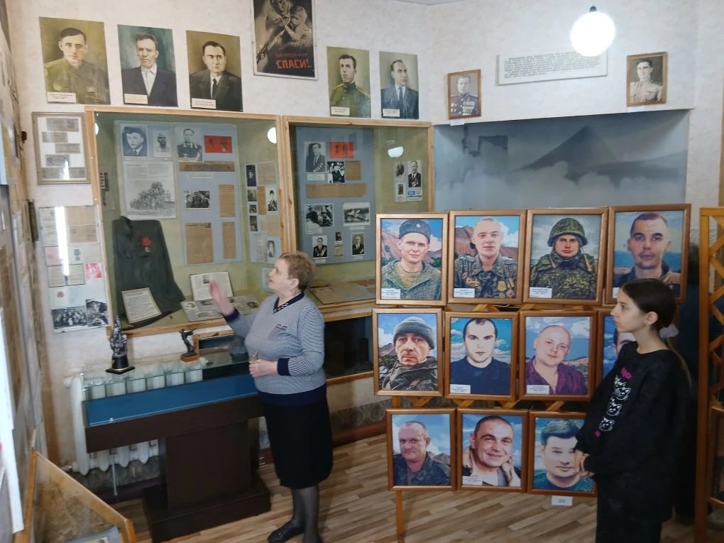 В Кировском историко-художественном музее состоялась экскурсия по экспозиции «Великая Отечественная война» В Кировском историко-художественном музее состоялась экскурсия по экспозиции «Великая Отечественная война»