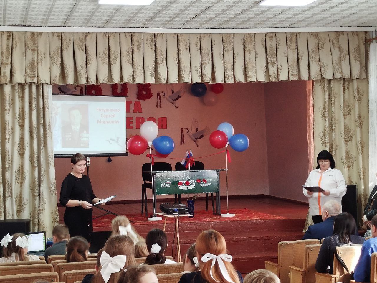 В Успенской средней школе №3 провели торжественное открытие «Парты Героя» в рамках реализации партийного проекта "Новая школа" партии "Единая Россия" В Успенской средней школе №3 провели торжественное открытие «Парты Героя» в рамках реализации партийного проекта "Новая школа" партии "Единая Россия"