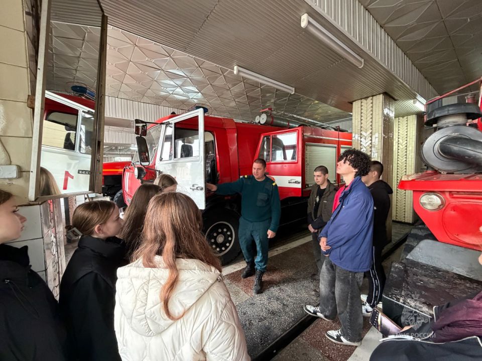 Учащиеся школы №44 Луганска познакомились с работой пожарных и спасателей Учащиеся школы №44 Луганска познакомились с работой пожарных и спасателей