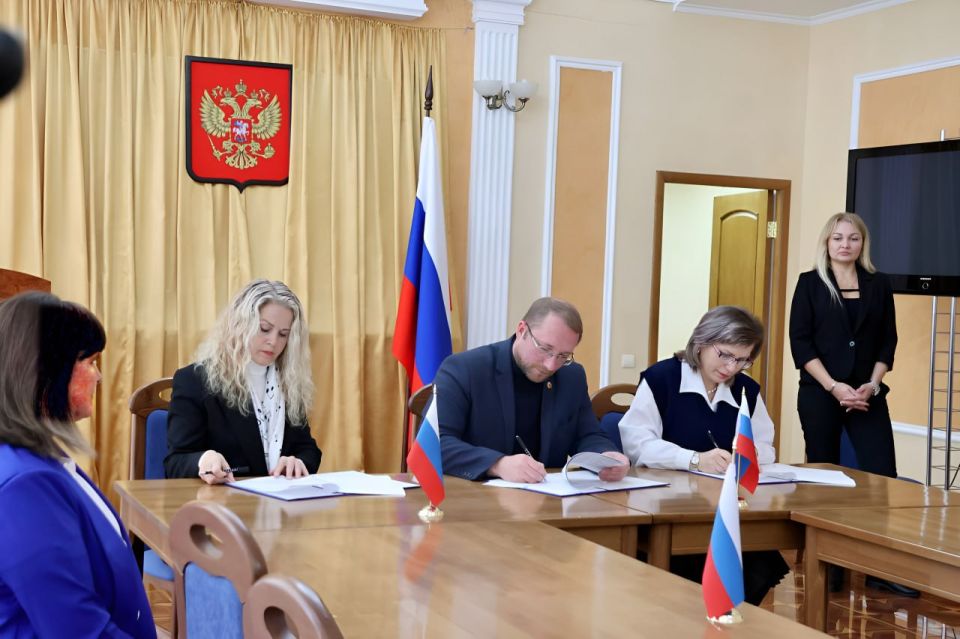 В Луганске состоялось важное мероприятие — трёхстороннее подписание соглашений между Министерством культуры ЛНР, учреждениями культуры муниципалитетов Республики и новыми земскими работниками, прибывшими из регионов России... В Луганске состоялось важное мероприятие — трёхстороннее подписание соглашений между Министерством культуры ЛНР, учреждениями культуры муниципалитетов Республики и новыми земскими работниками, прибывшими из регионов России...