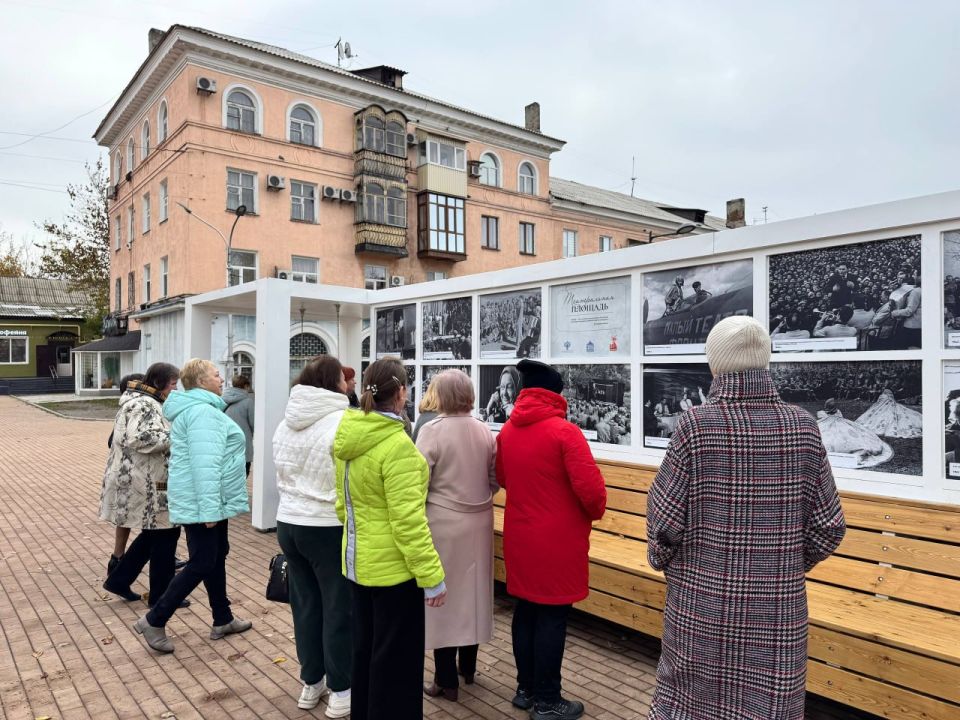 В Красном Луче открылся уличный выставочный проект «Театральная площадь» В Красном Луче открылся уличный выставочный проект «Театральная площадь»