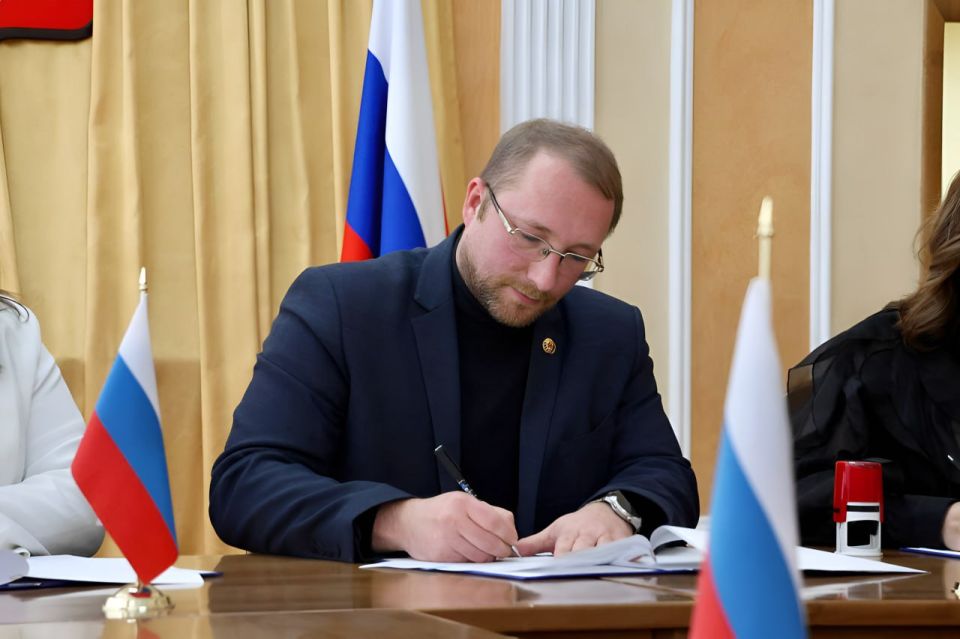 В Луганске состоялось важное мероприятие — трёхстороннее подписание соглашений между Министерством культуры ЛНР, учреждениями культуры муниципалитетов Республики и новыми земскими работниками, прибывшими из регионов России... В Луганске состоялось важное мероприятие — трёхстороннее подписание соглашений между Министерством культуры ЛНР, учреждениями культуры муниципалитетов Республики и новыми земскими работниками, прибывшими из регионов России...