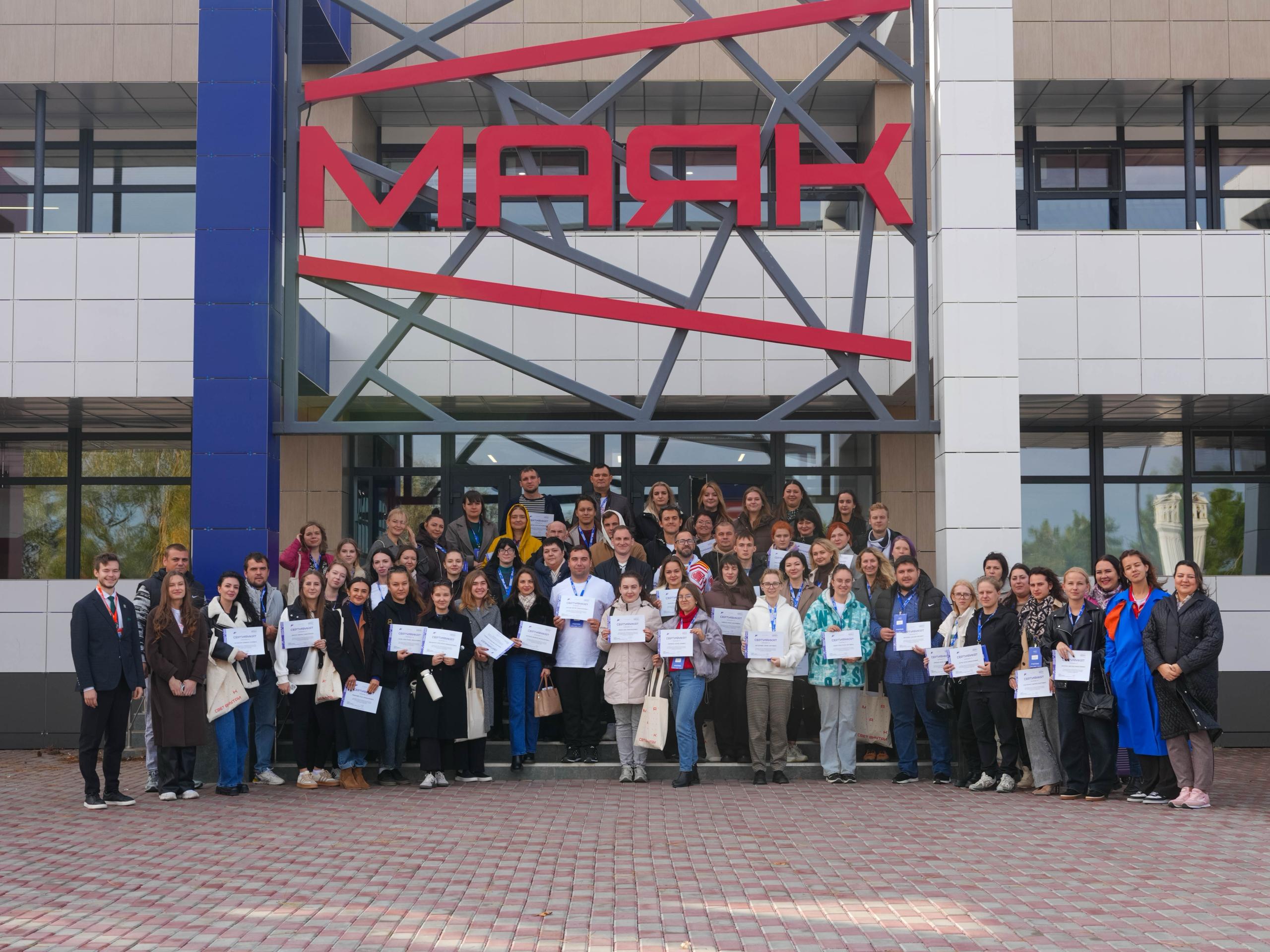 Снова на Маяке. В Центре созидания прошла образовательная программа от Центра «ГосСтарт» Программа была направлена на молодых госслужащих исторических территорий, где побывали сотрудники МинМол ЛНР Дмитрий Михайлюк и...