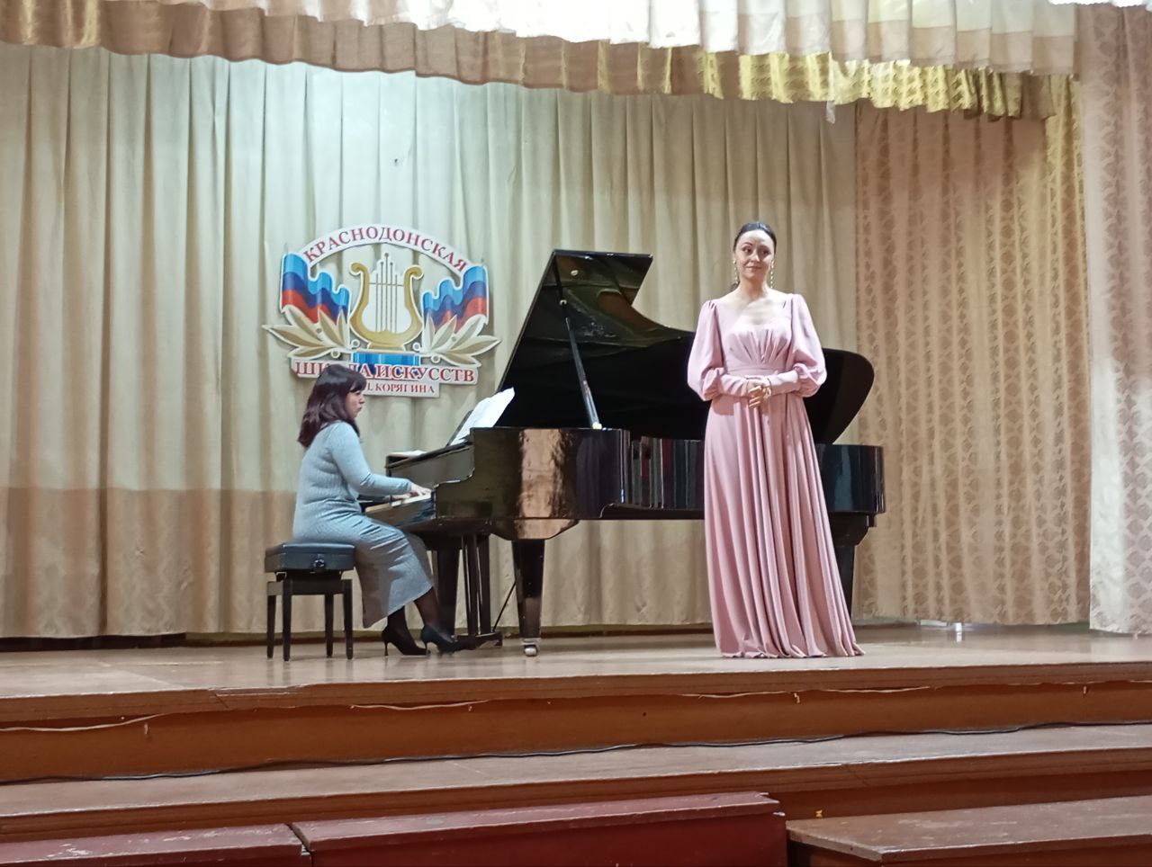 Артисты Луганской филармонии подарили концерт юным музыкантам Краснодона Артисты Луганской филармонии подарили концерт юным музыкантам Краснодона