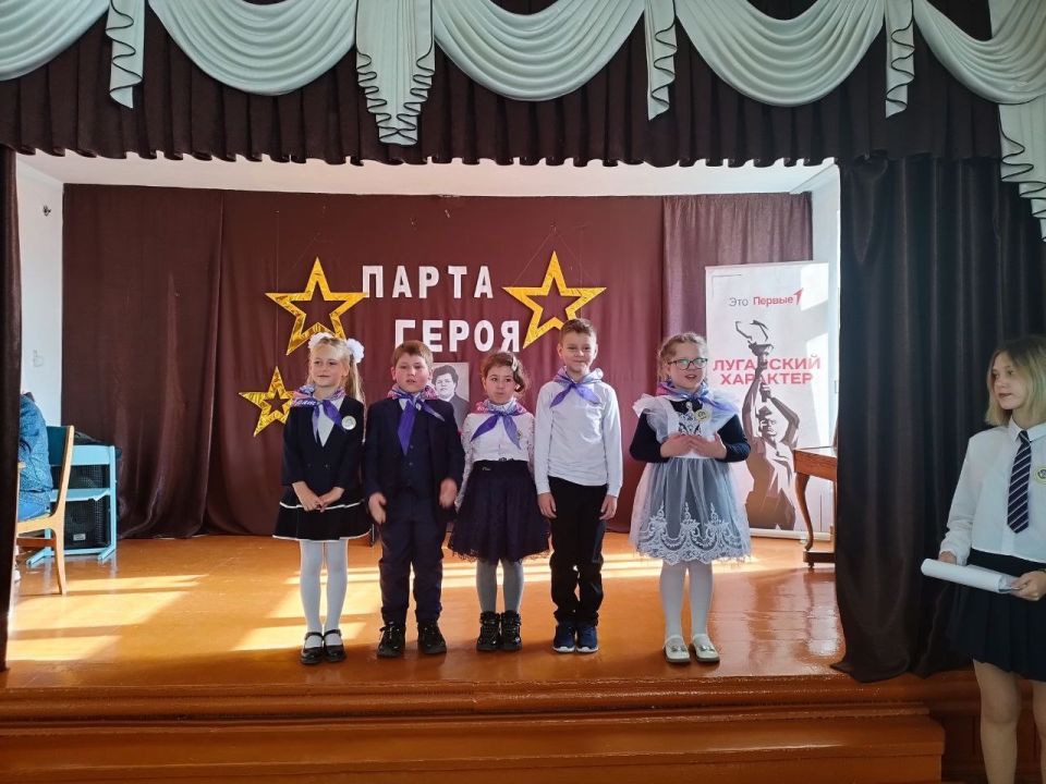 В Успенской средней школе №2 торжественно открыли "Парту Героя" В Успенской средней школе №2 торжественно открыли "Парту Героя"
