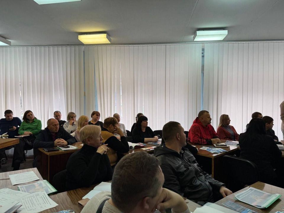 Игорь Рябушкин: В Федерации профсоюзов ЛНР прошла рабочая встреча по новым инструментам решения кадрового вопроса для бизнеса Игорь Рябушкин: В Федерации профсоюзов ЛНР прошла рабочая встреча по новым инструментам решения кадрового вопроса для бизнеса