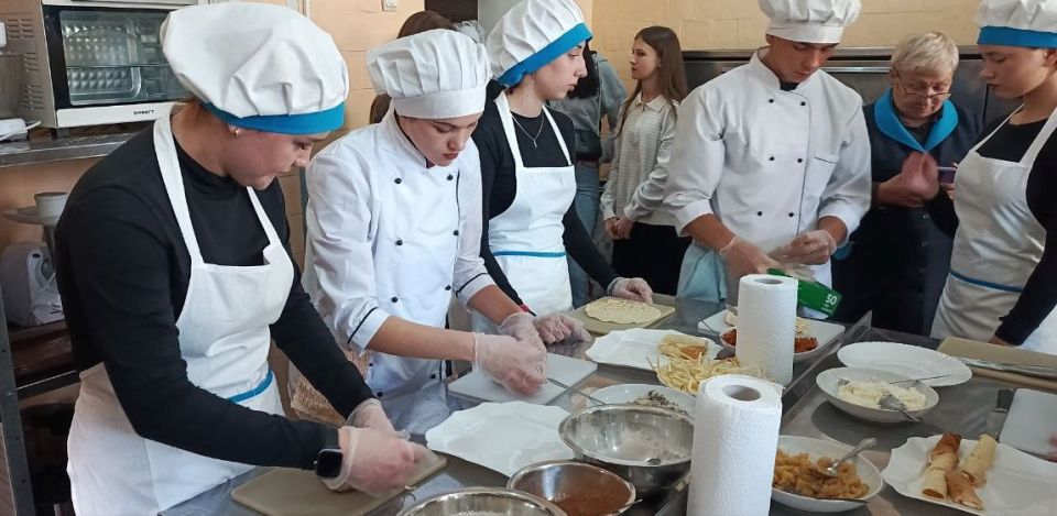 В преддверии Дня народного единства молодежь округа освоила секреты русской кухни В преддверии Дня народного единства молодежь округа освоила секреты русской кухни