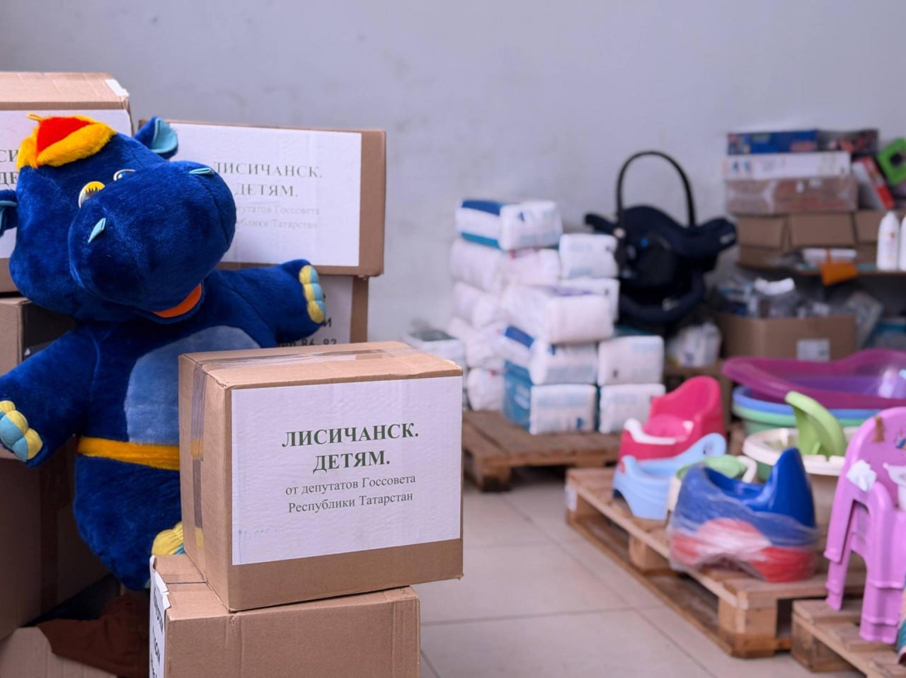 Населению Лисичанска жители Татарстана и предприятия передали самые необходимые товары Населению Лисичанска жители Татарстана и предприятия передали самые необходимые товары