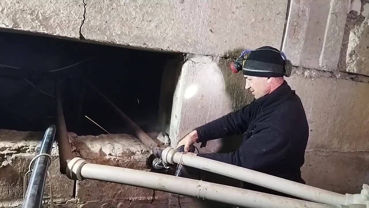 Ровеньковский филиал ЕУК ведет работу по устранению аварий и регулировке системы централизованного отопления