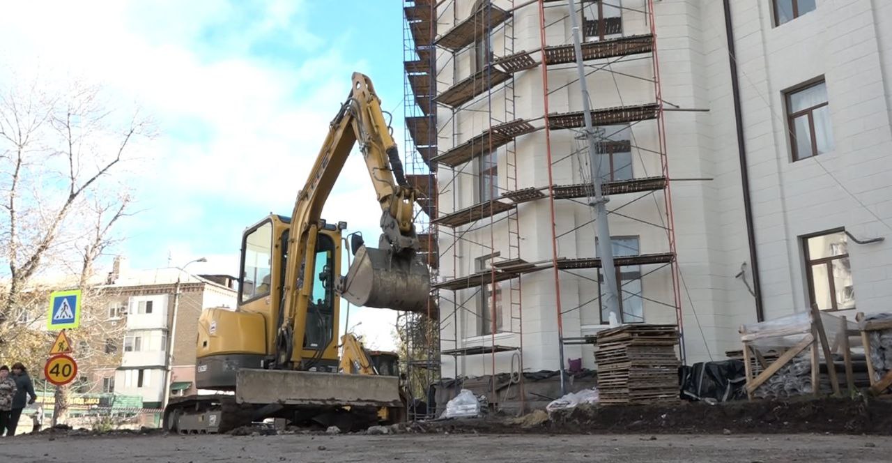 У ДК имени «Молодой Гвардии» благоустраивают территорию