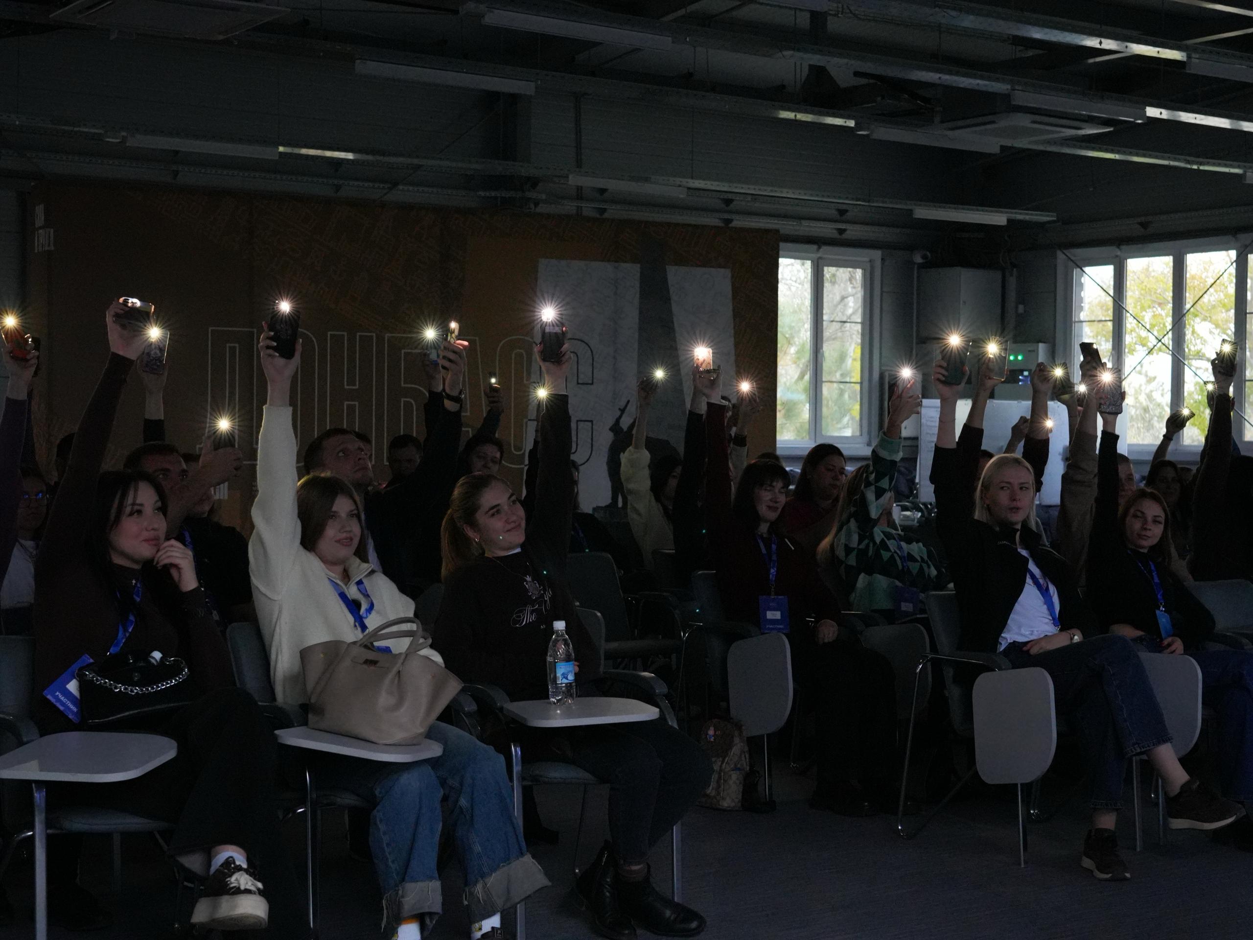 Снова на Маяке. В Центре созидания прошла образовательная программа от Центра «ГосСтарт» Программа была направлена на молодых госслужащих исторических территорий, где побывали сотрудники МинМол ЛНР Дмитрий Михайлюк и... Снова на Маяке. В Центре созидания прошла образовательная программа от Центра «ГосСтарт» Программа была направлена на молодых госслужащих исторических территорий, где побывали сотрудники МинМол ЛНР Дмитрий Михайлюк и...