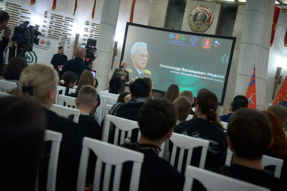 Школьникам из ЛНР торжественно вручили российские паспорта в Волгограде Школьникам из ЛНР торжественно вручили российские паспорта в Волгограде
