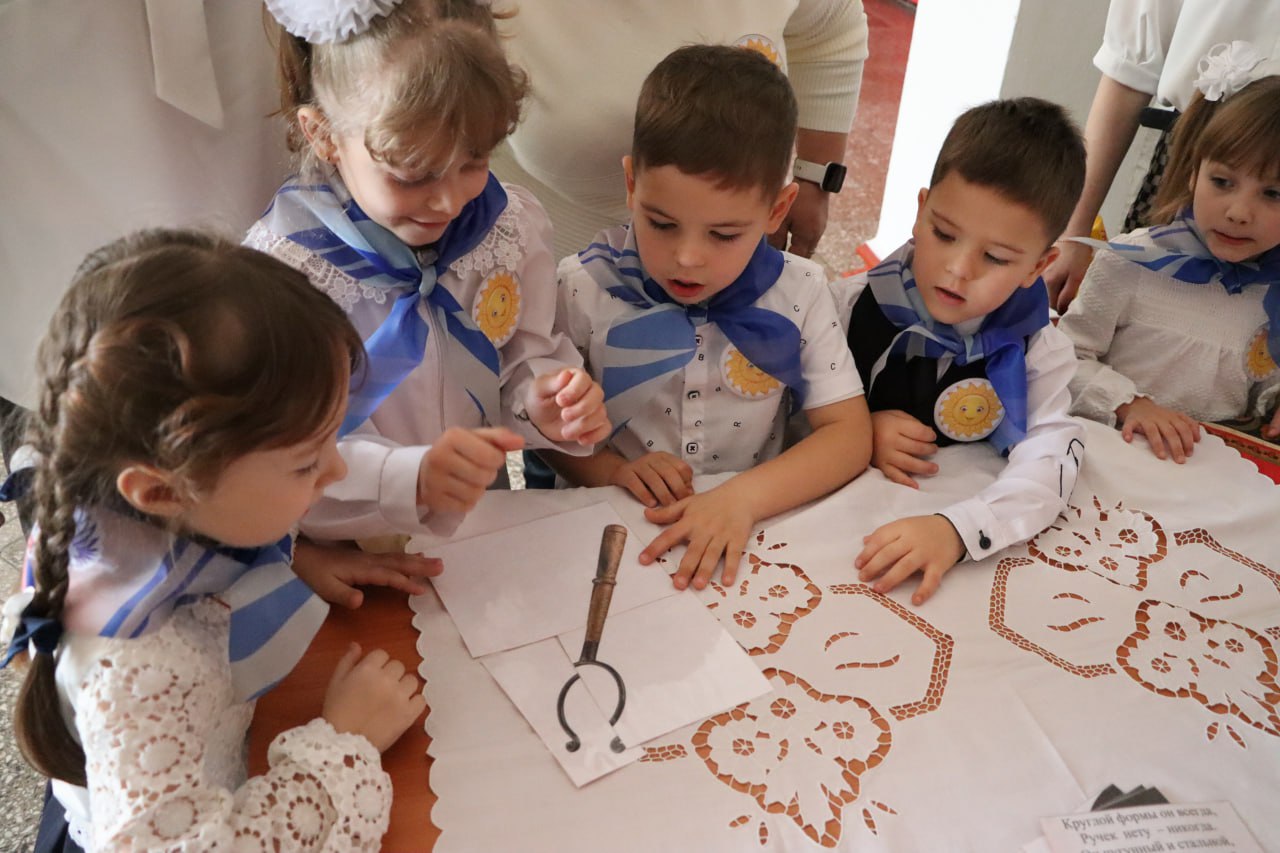 «Родина у нас одна»: маленькие стахановчане прошли патриотический квест «Родина у нас одна»: маленькие стахановчане прошли патриотический квест