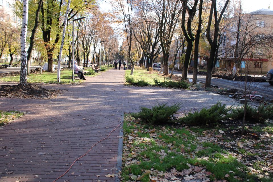 В Ровеньках продолжаются работы по благоустройству аллеи на улице Ленина В Ровеньках продолжаются работы по благоустройству аллеи на улице Ленина