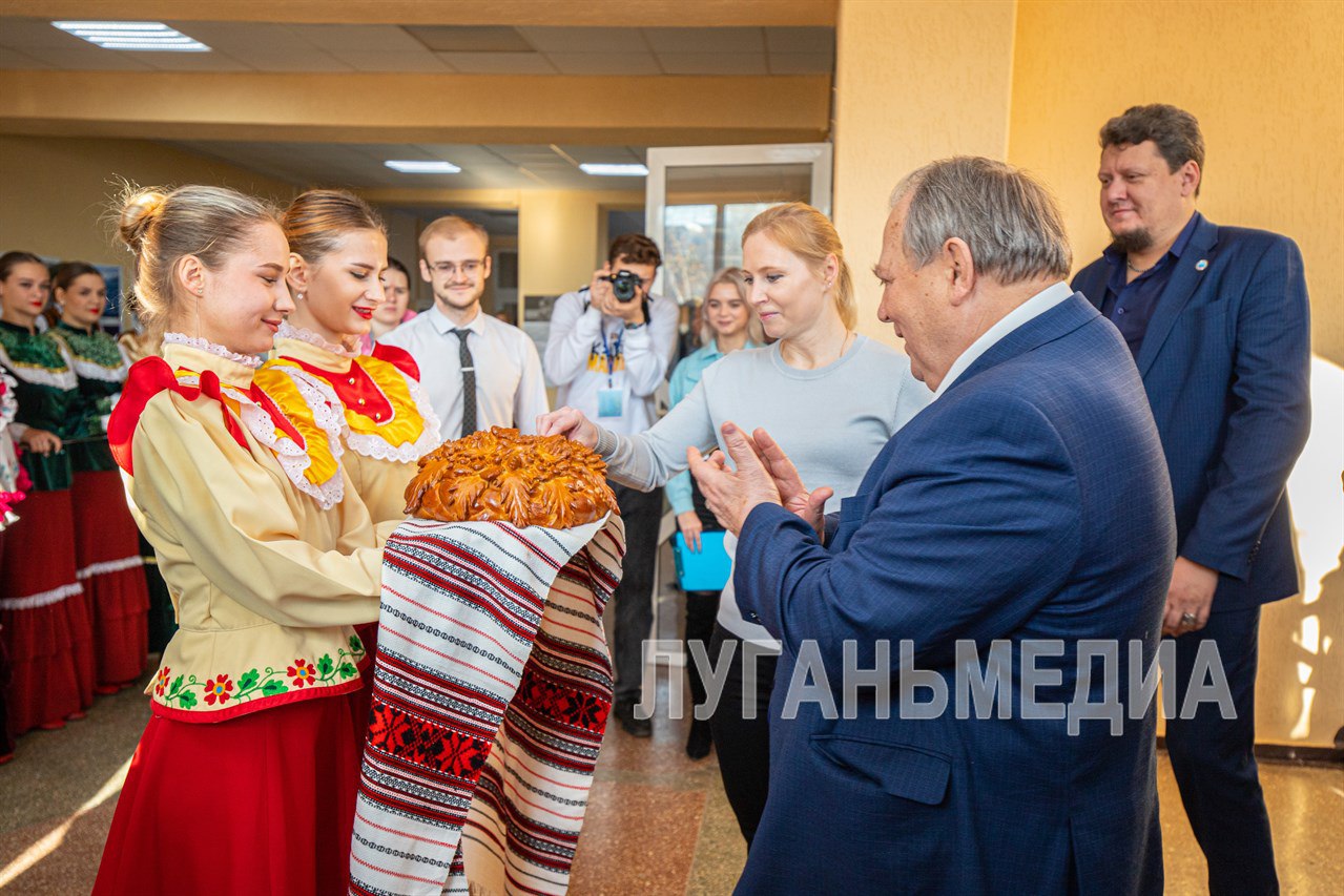 В Луганске прошла межрегиональная встреча народов России «Вместе навсегда» В Луганске прошла межрегиональная встреча народов России «Вместе навсегда»