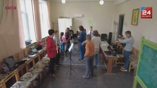 Мастер-класс для учеников-флейтистов детских музыкальных школ Алчевска проводит Николай Попов, солист оркестра Большого театра