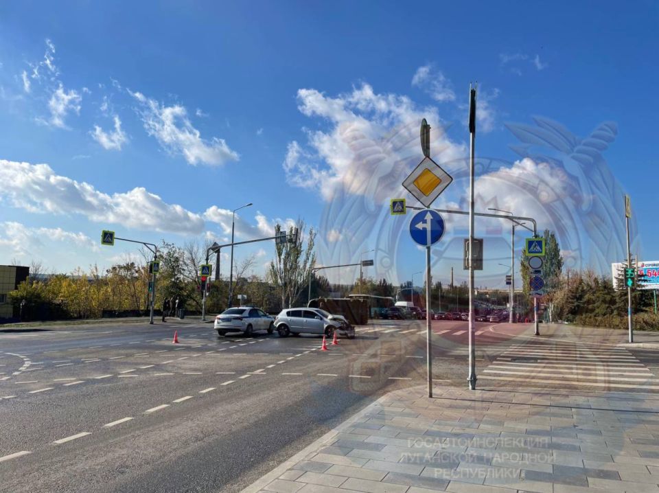 В Луганске сотрудники Госавтоинспекции проводят проверку по факту ДТП, с участием скорой медицинской помощи В Луганске сотрудники Госавтоинспекции проводят проверку по факту ДТП, с участием скорой медицинской помощи