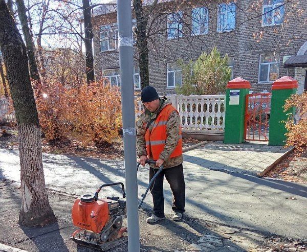 Коммунальные службы проводят работы на территории города Коммунальные службы проводят работы на территории города