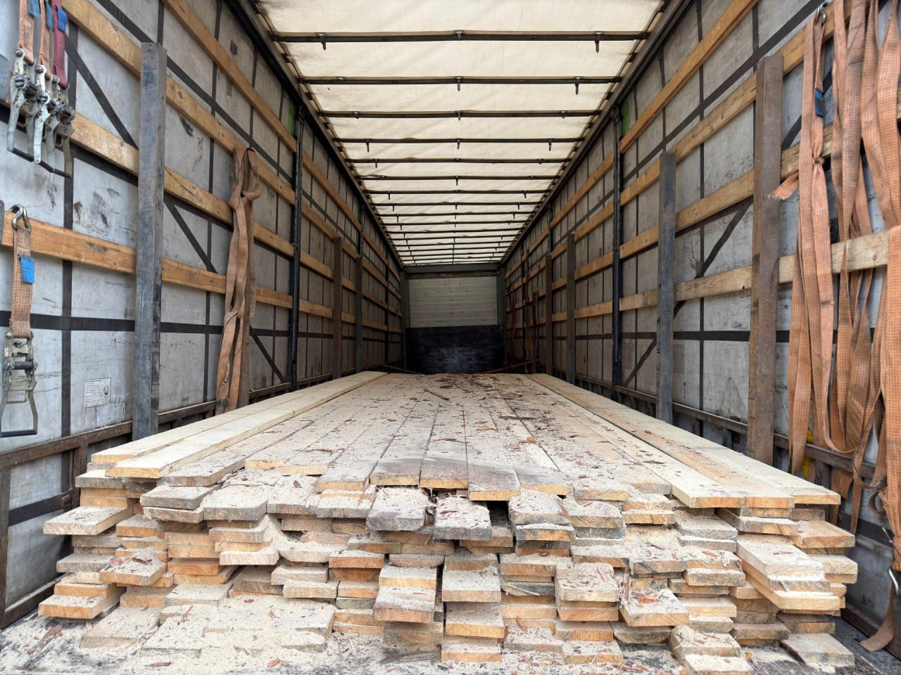 28 октября в рамках шефской помощи от Республики Татарстан прибыла 33-я гуманитарная колонна от партии «Единая Россия» 28 октября в рамках шефской помощи от Республики Татарстан прибыла 33-я гуманитарная колонна от партии «Единая Россия»