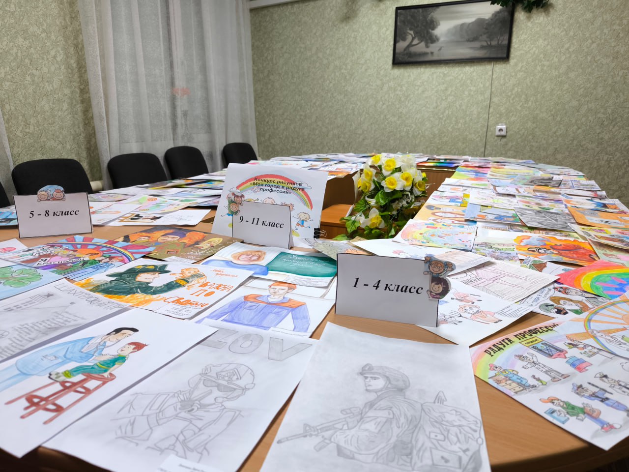 В Краснодоне проведен конкурс рисунков «Мой город в радуге профессий»