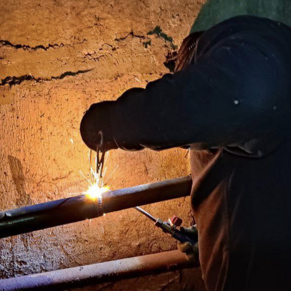 Луганский филиал единой управляющей компании оперативно проводит сварочные работы в связи с возникшими аварийными ситуациями после запуска котельных Луганский филиал единой управляющей компании оперативно проводит сварочные работы в связи с возникшими аварийными ситуациями после запуска котельных