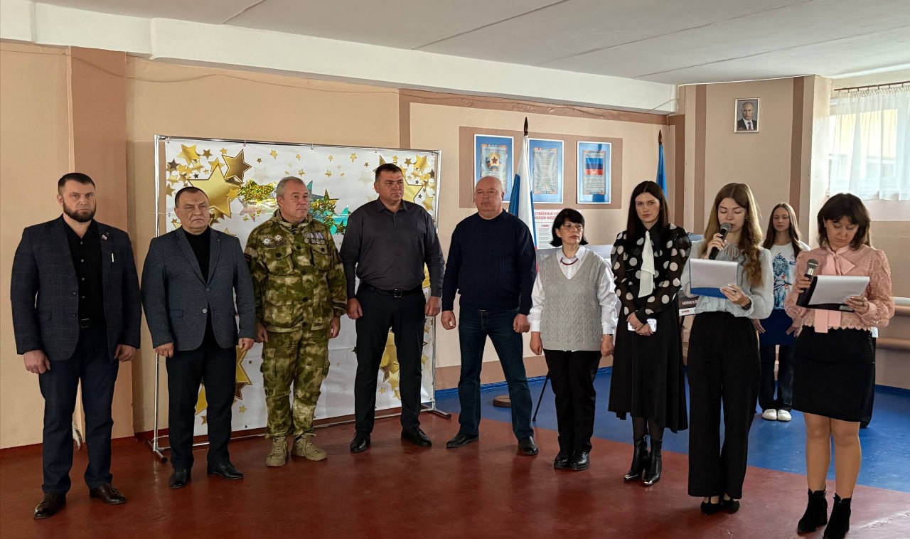 Выставка «Герои и подвиги: Мои земляки – Герои России» побывала в Перевальске и Красном Луче Выставка «Герои и подвиги: Мои земляки – Герои России» побывала в Перевальске и Красном Луче