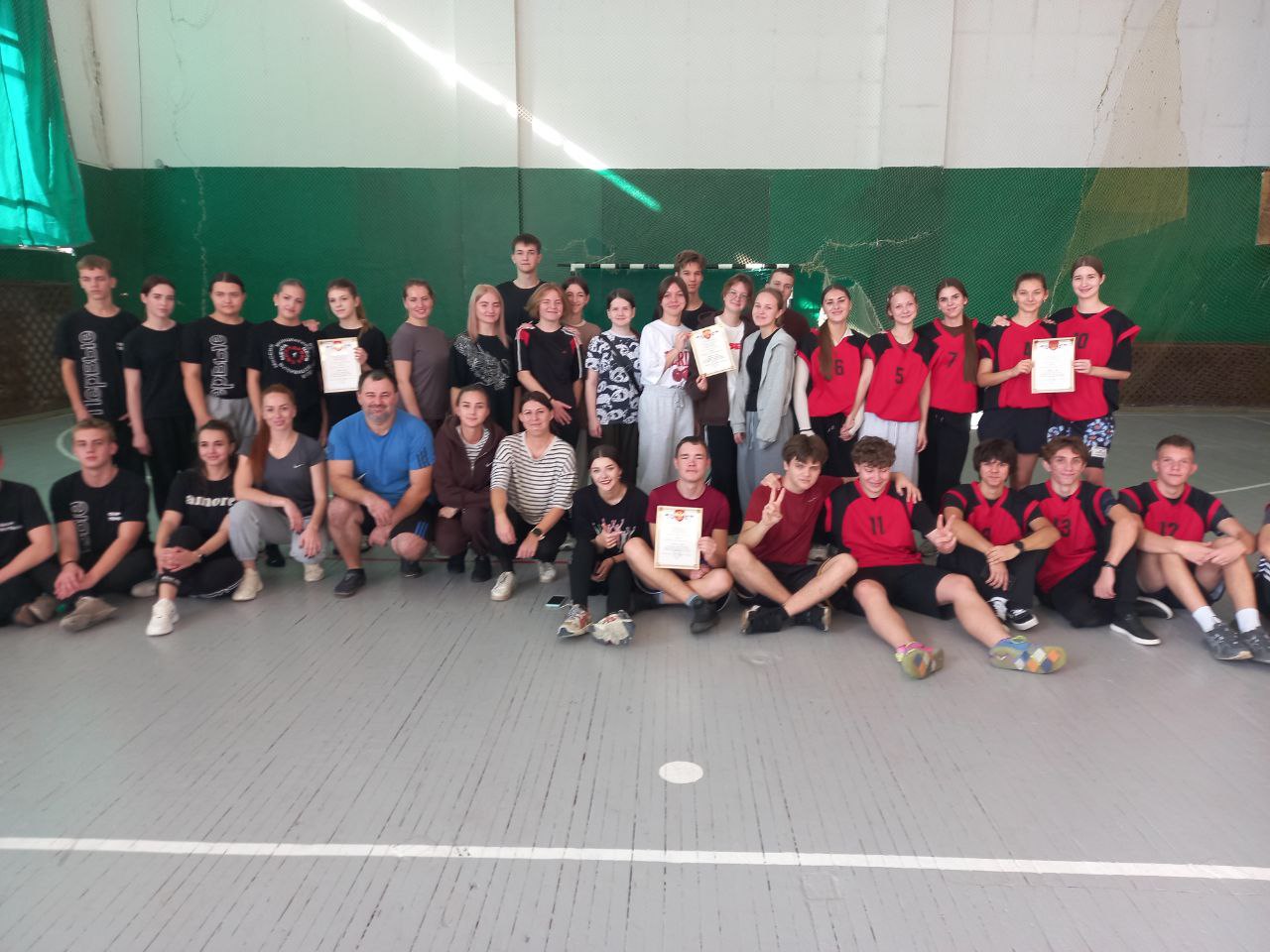 Сегодня в Спортивном комплексе «Юбилейный» г. Ровеньки прошло физкультурно-развлекательное мероприятие «Спорт и мы едины», которое было приурочено к Дню народного единства