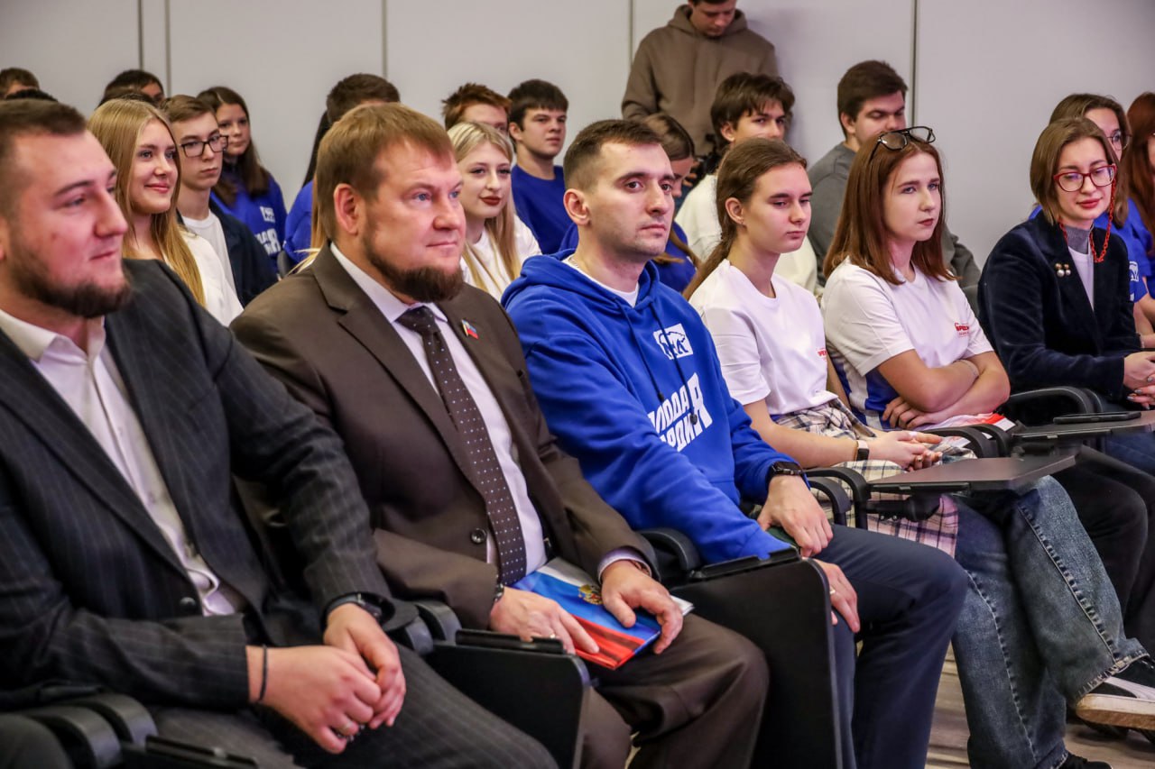 Денис Колесников принял участие в молодежном форуме «Время Донбасса» Денис Колесников принял участие в молодежном форуме «Время Донбасса»