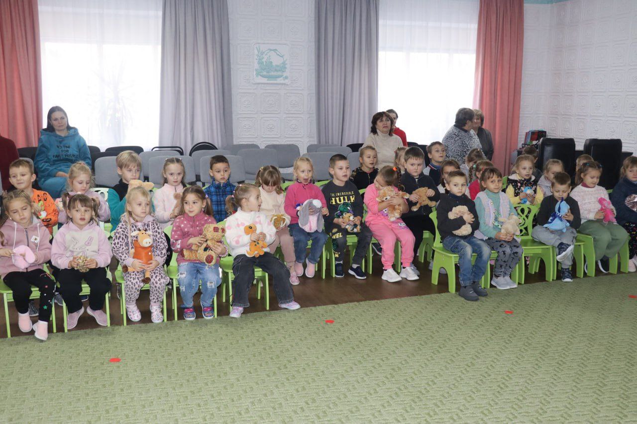 Яна Сылкина: В преддверии праздника Дня народного единства вместе с активистами "Молодой гвардии Единой России" посетила Северодонецкий ясли-сад № 38 Яна Сылкина: В преддверии праздника Дня народного единства вместе с активистами "Молодой гвардии Единой России" посетила Северодонецкий ясли-сад № 38