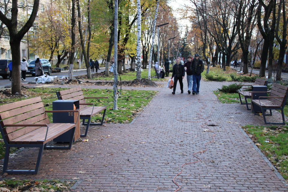 В Ровеньках продолжаются работы по благоустройству аллеи на улице Ленина В Ровеньках продолжаются работы по благоустройству аллеи на улице Ленина