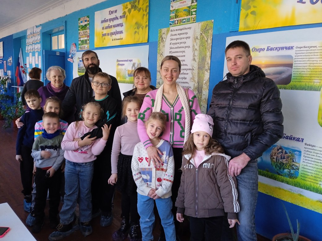 Участники творческого объединения "Удивительный мир природы" вместе с родителями отправились на экскурсию в живой уголок Ровеньковского детского экологического центра, где смогли познакомиться с его удивительными обитателями