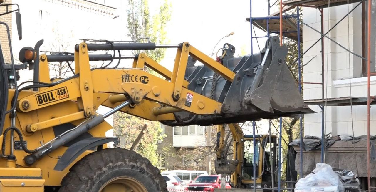 У ДК имени «Молодой Гвардии» благоустраивают территорию У ДК имени «Молодой Гвардии» благоустраивают территорию