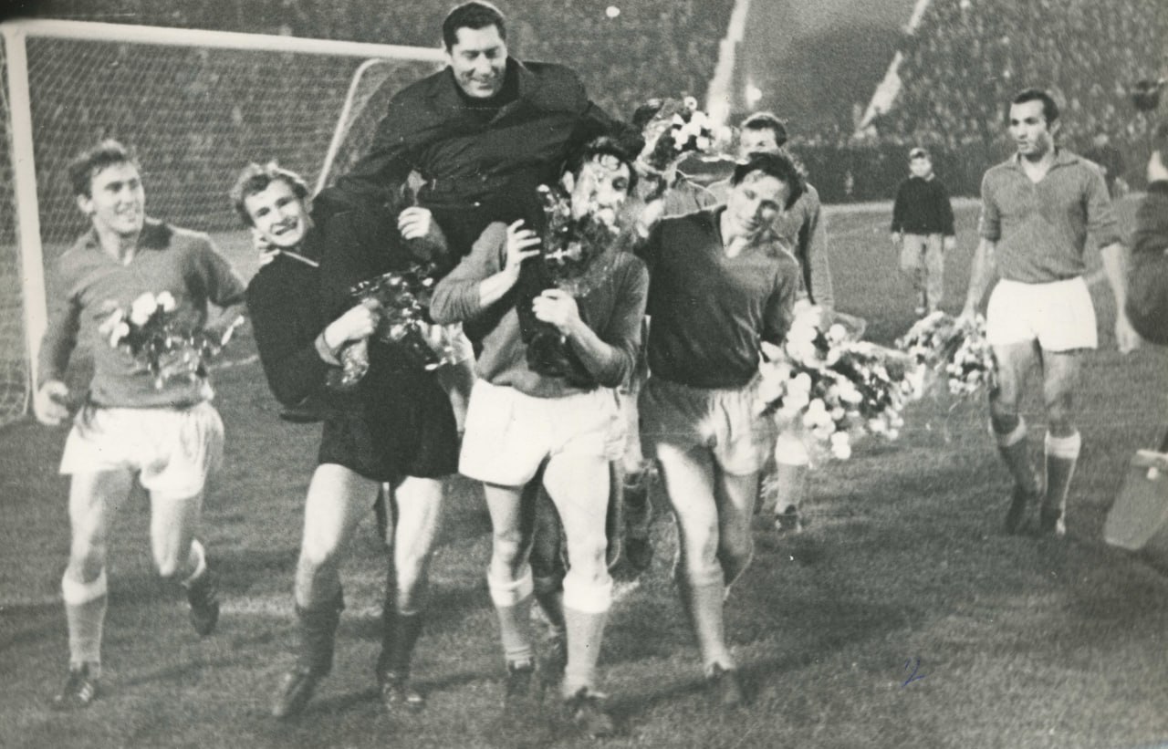 29 октября, 53 года назад, ворошиловградская «Заря» стала триумфатором турнира, завоевала золотые медали чемпионата СССР 1972 года! 29 октября, 53 года назад, ворошиловградская «Заря» стала триумфатором турнира, завоевала золотые медали чемпионата СССР 1972 года!