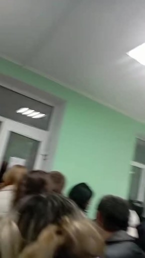 Вблизи Луганской Республиканской детской клинической больницы образуются большие очереди