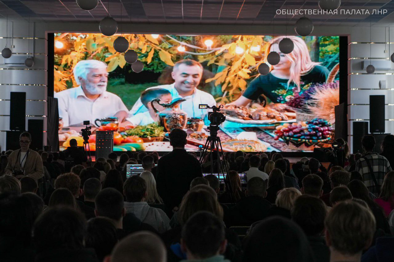 «Вместе навсегда»: в Луганске укрепили межрегиональные связи ко Дню народного единства «Вместе навсегда»: в Луганске укрепили межрегиональные связи ко Дню народного единства