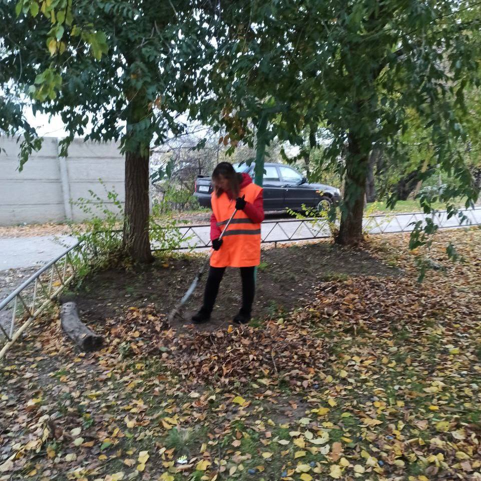 Коммунальщики продолжают уборку придомовой территории в Лутугино Коммунальщики продолжают уборку придомовой территории в Лутугино