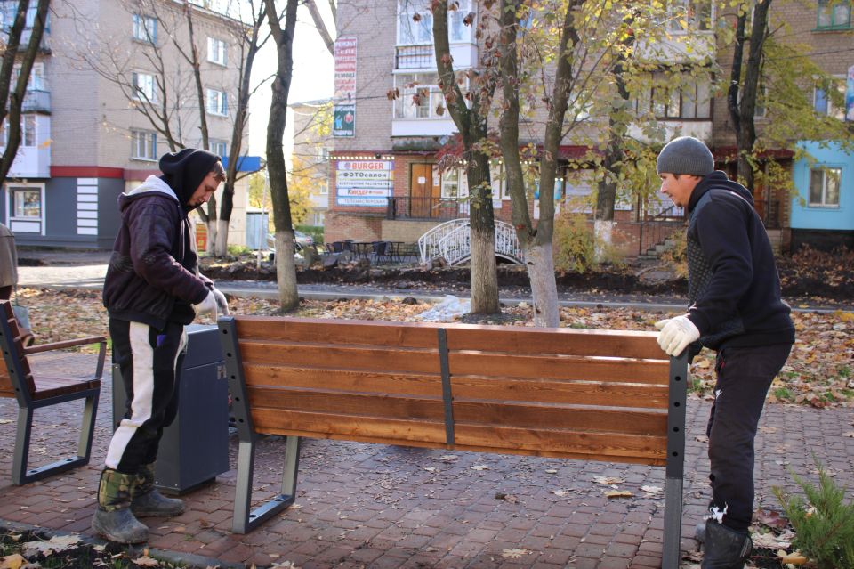 В Ровеньках продолжаются работы по благоустройству аллеи на улице Ленина В Ровеньках продолжаются работы по благоустройству аллеи на улице Ленина