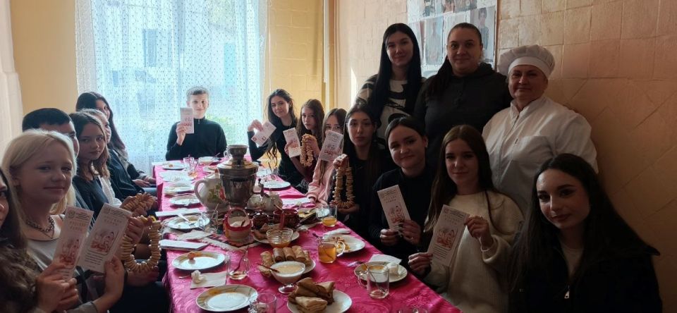 В преддверии Дня народного единства молодежь округа освоила секреты русской кухни В преддверии Дня народного единства молодежь округа освоила секреты русской кухни